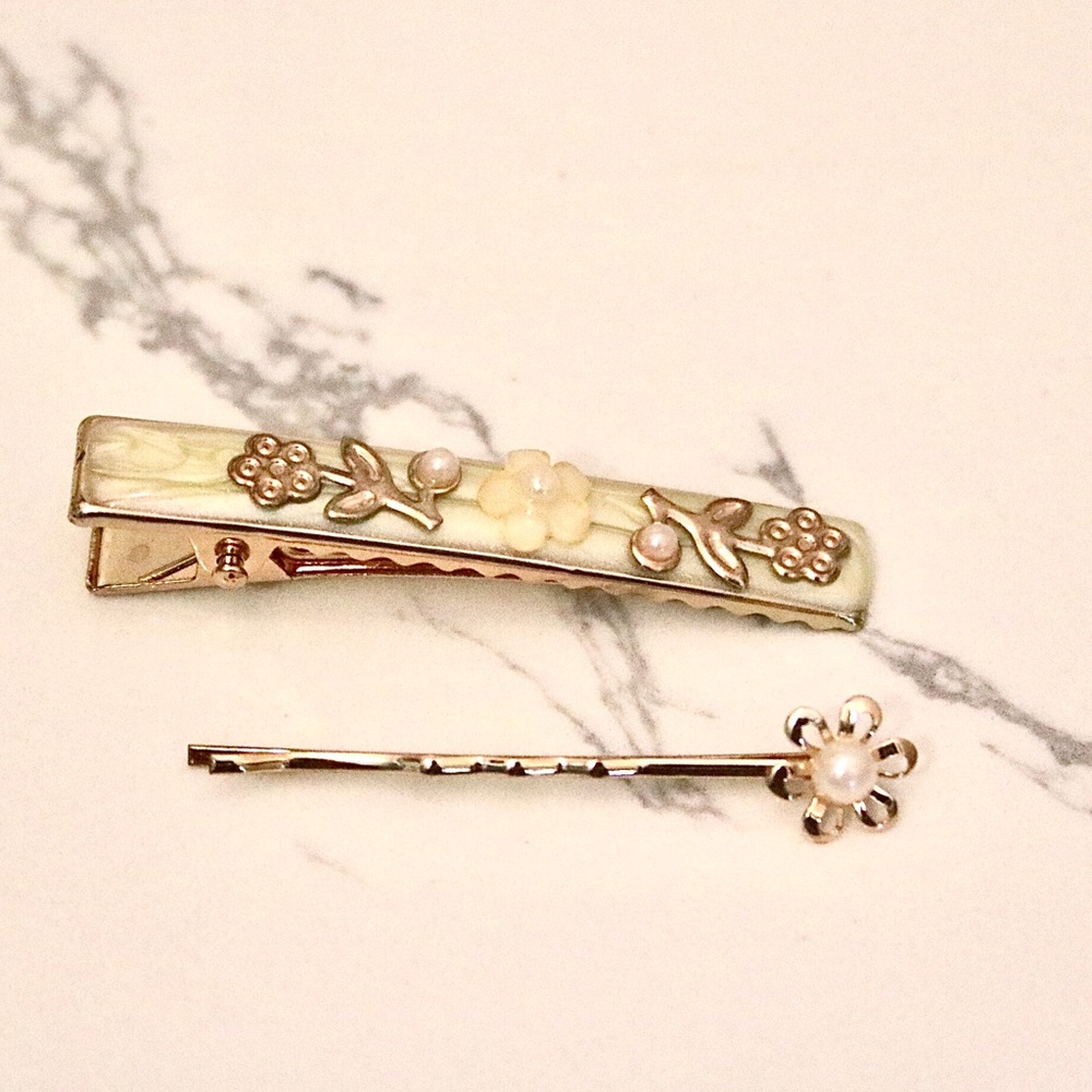Floral Hair Accessory - Picture 2 of 3